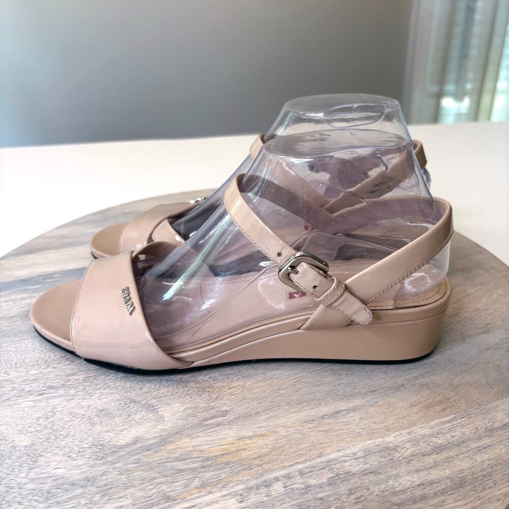 Vintage Authentic Prada Calzature Donna Nude Patent Leather Sandals US Size 9 - Picture 3 of 13